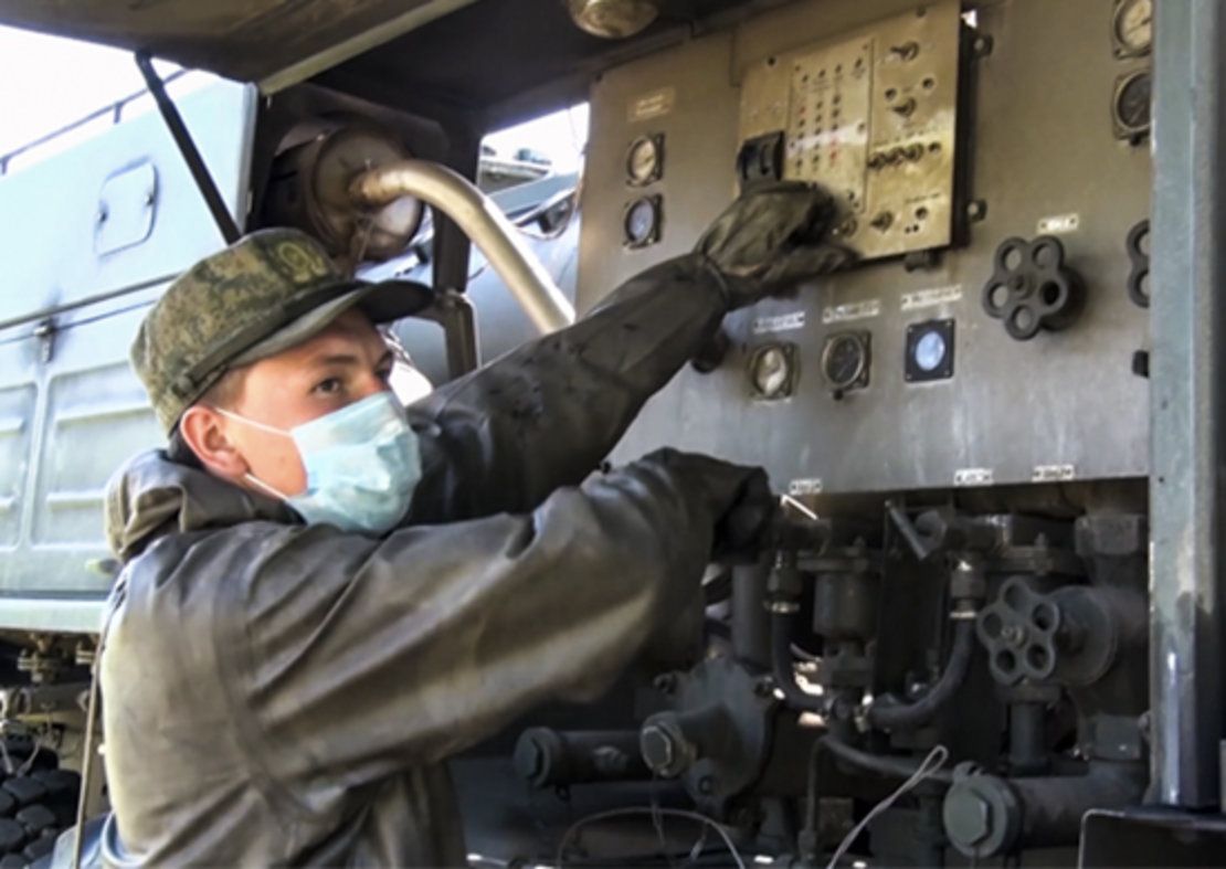 Военные продолжают помогать жителям иркутского Тулуна