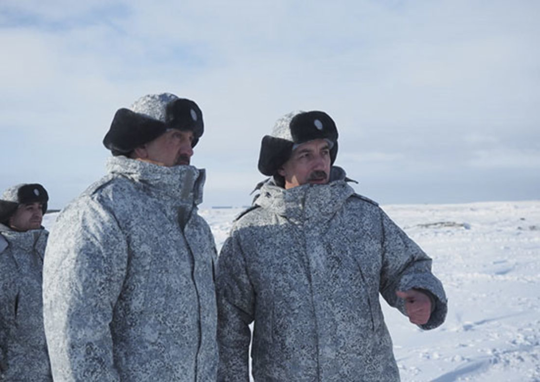 Российские десантники первыми в мире высадились с высоты 10 тыс. м  в Арктике