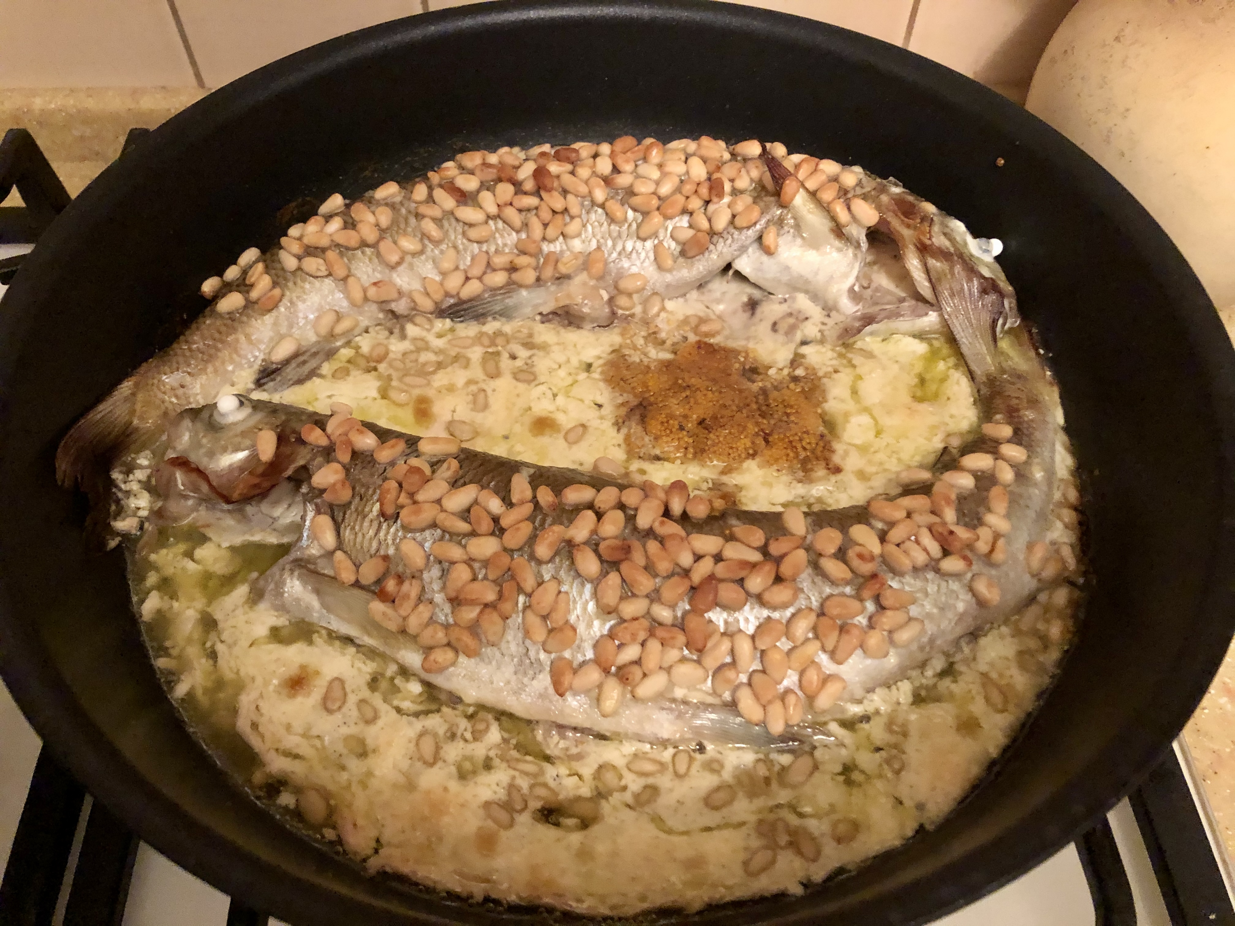 Рыба под кедровыми орешками
