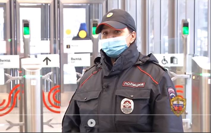 В Московском метро сотрудник полиции спасла жизнь пассажиру