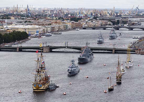 В Санкт-Петербурге и Кронштадте прошла генеральная репетиция главного военно-морского парада 
