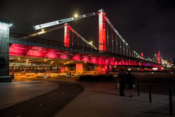 Крымский мост в Москве подсветили красным ко Всемирному дню борьбы со СПИДом