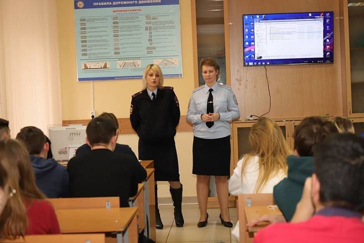 Полицейские столичного метро посетили с лекцией московский колледж