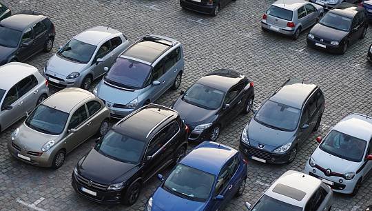 Стали известны планы пересмотреть стандартный размер машино-места для легковых автомобилей на городских парковках