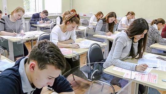 29 мая московские школьники сдали ЕГЭ по математике базового и профильного уровней. Участниками экзамена стали почти 70 ...
