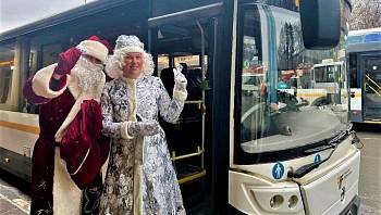 Общественный транспорт украсили к Новому году