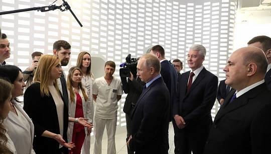 Главу государства сопровождали премьер Михаил Мишустин и мэр Москвы Сергей Собянин