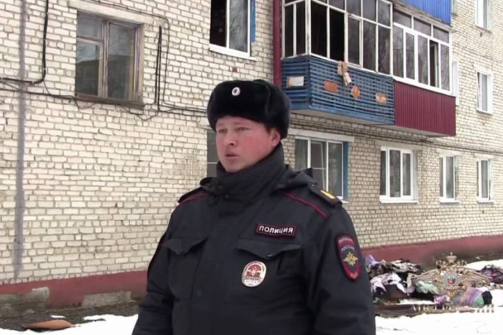 Полицейский спас женщину с ребенком Полицейский спас женщину с ребенком