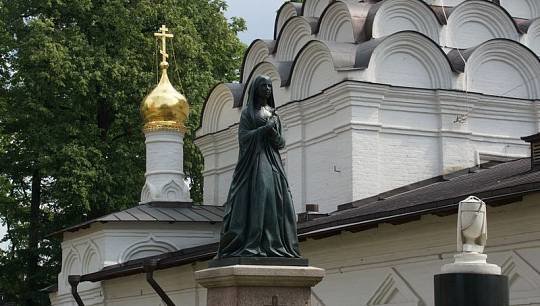 В ансамбль монастыря входит более 30 архитектурных памятников, сейчас идут работы в духовной семинарии XVIII–XIX веков у...