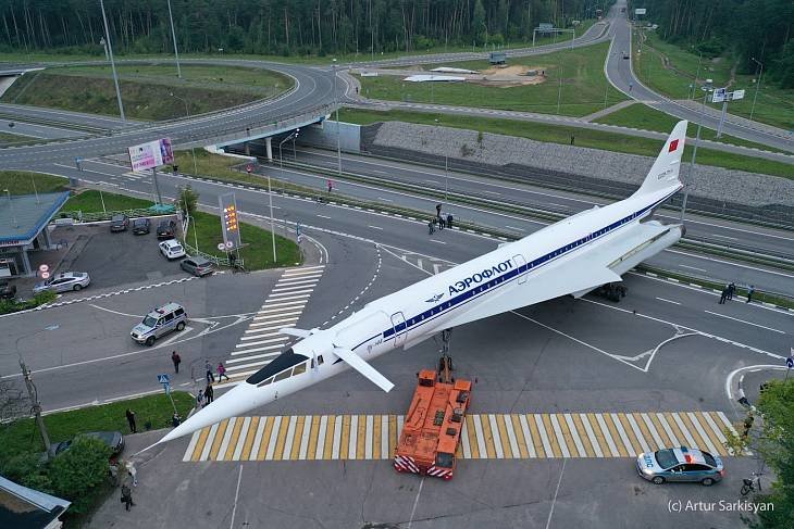 При въезде в город Жуковский установили самолет Ту-144