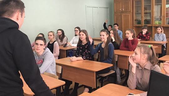 В период сдачи ЕГЭ проект Дети Mail.ru опросил родителей выпускников и узнал, сколько часов в неделю школьники тратят на...