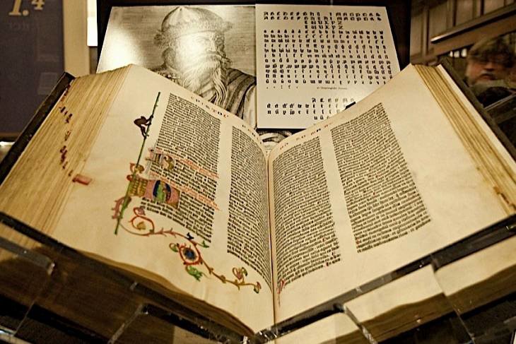 В Москве представят единственный в России пергаментный экземпляр Библии