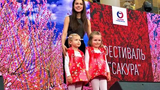 С первыми календарными днями весны в Москве распустились первые цветы японской сакуры - в минувшие выходные торгово-разв...