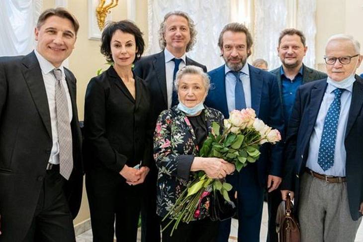 Собянин вручил премии в области литературы и искусства Собянин вручил премии в области литературы и искусства