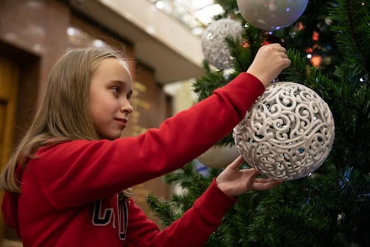 Музей Победы установил новогоднюю елку и запустил праздничный розыгрыш