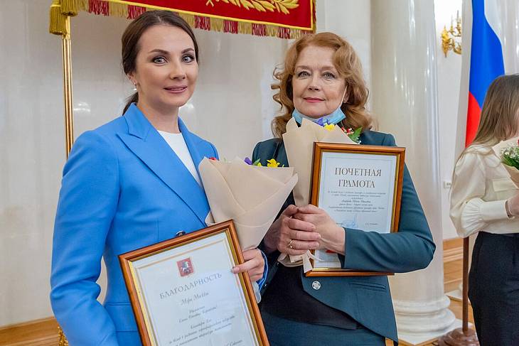 Накануне 8 Марта Собянин наградил почетной грамотой Ирину Алферову
