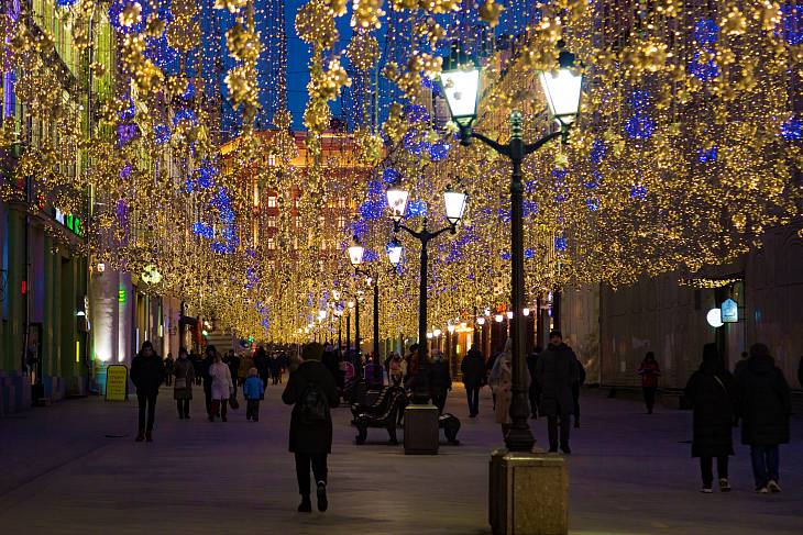 «Звездное небо» на московских улицах преобразилось к Новому году
