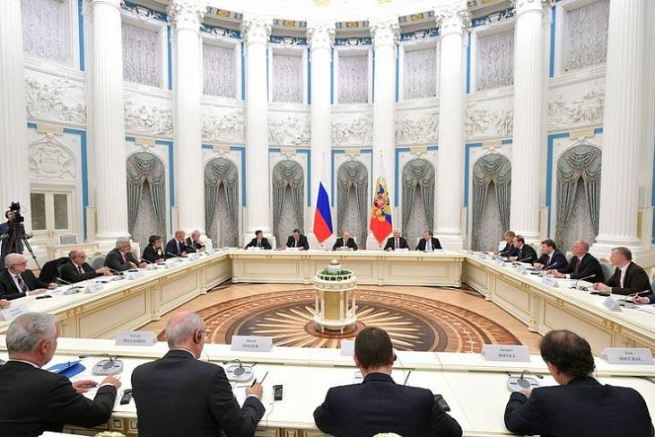 Путин пригласил французский бизнес принять участие в ПМЭФ-2019