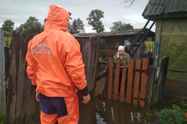 Спасатели МЧС несут дежурство в зоне подтопления в Хабаровском крае