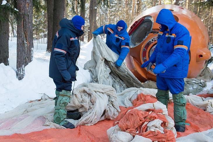 Космонавты отрабатывают навыки выживания в зимнем лесу