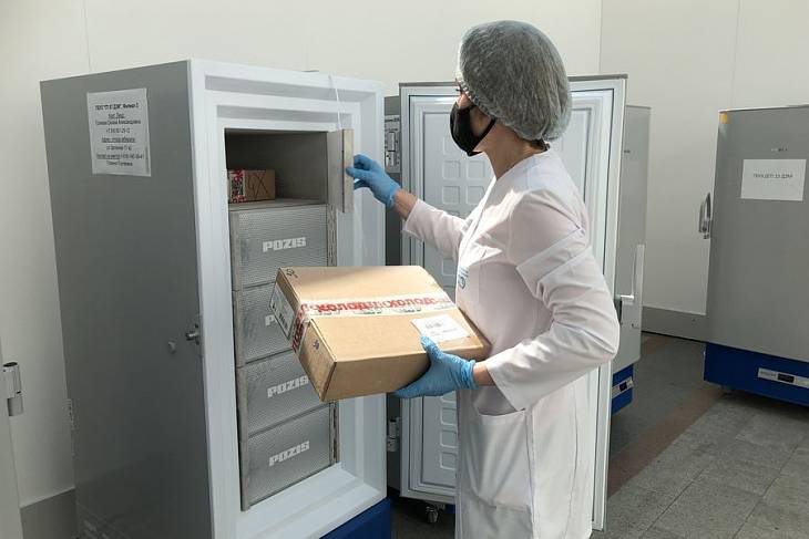 В России приступили к испытаниям назальной вакцины от гриппа и COVID-19