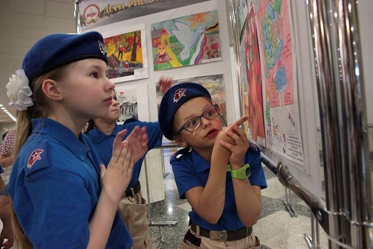 Более 300 детских рисунков со всей России представили в Музее Победы