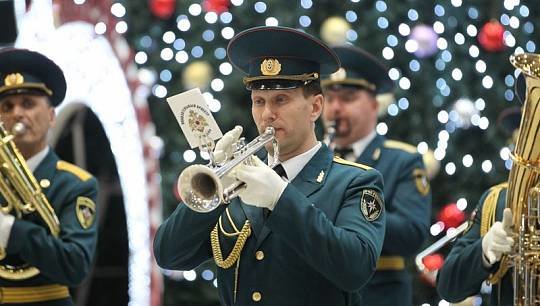 В преддверии новогодних праздников, а также Дня спасателя, показательный оркестр МЧС России выступил с зажигательной муз...