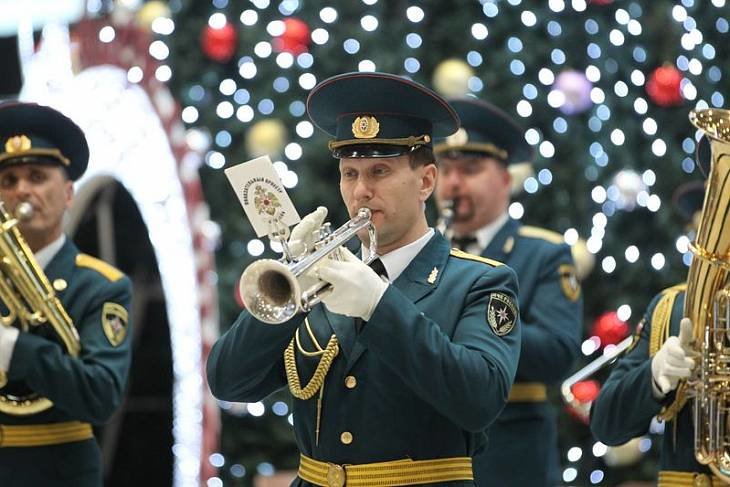 МЧС России дарит музыку и новогоднее настроение пассажирам аэропортов