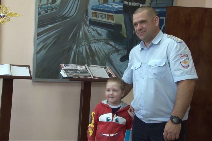 Кемеровские полицейские исполнили мечту шестилетнего мальчика
