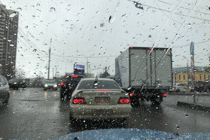Автомобилистам напоминают о ПДД в дождливую погоду
