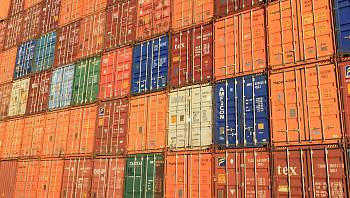 Эксперты отмечают снижение экспорта товаров и восстановление импорта