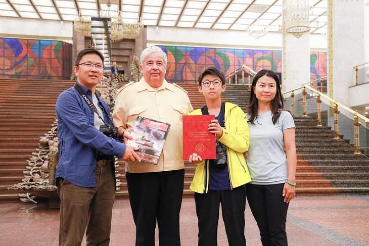 Китайский школьник подарил книгу московскому музею