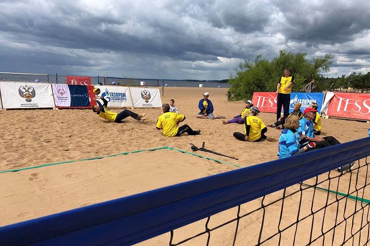 Атлеты Спецолимпиады сыграли в волейбол на Ласковом пляже