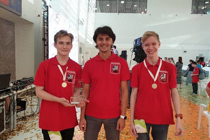 Москвичи завоевали 3 золотые награды на робототехнической олимпиаде