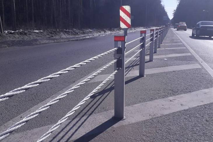 Впервые в России на шоссе установили трос с алюминиевым покрытием