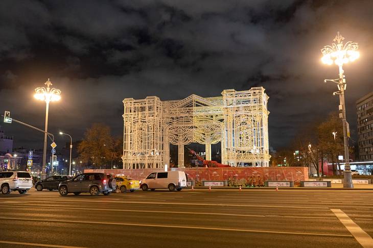 Завершается монтаж пяти светящихся арок в центре Москвы