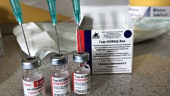 С сегодняшнего дня пожилые москвичи могут записаться на прививку от COVID-19