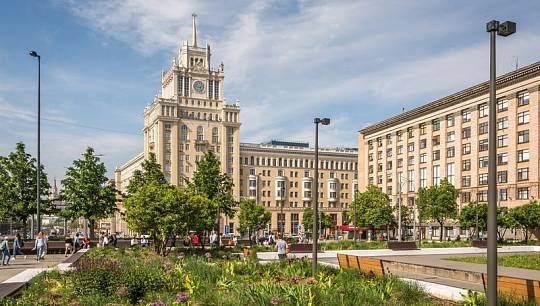 Это четырёхзвёздочный гостинично-офисный комплекс, расположенный в Москве на ул. Большая Садовая