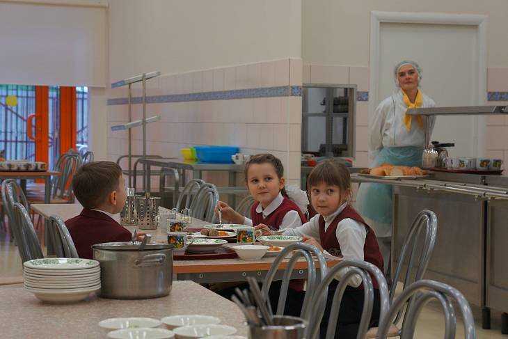 Мишустин: Надо следить за тем, из чего готовят еду для школьников