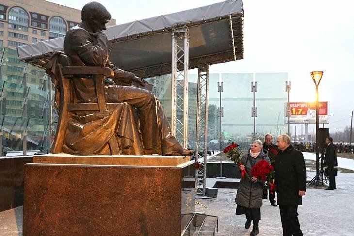 Путин открыл памятник Даниилу Гранину в Петербурге
