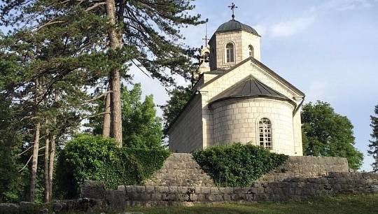 Сейчас период отпусков. Если кто-то окажется в Черногории, обратите внимание на Цетиньский монастырь, расположенный в це...