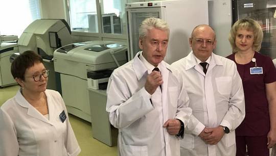 20 марта мэр Москвы осмотрел ПЦР-лабораторию для исследований на коронавирус, развернутую в Диагностическом клиническом ...