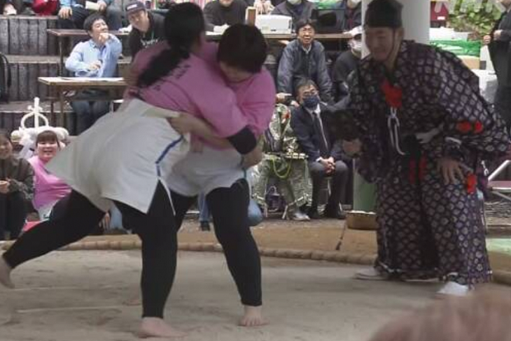 В Фукусиме открылся турнир по сумо для женщин
