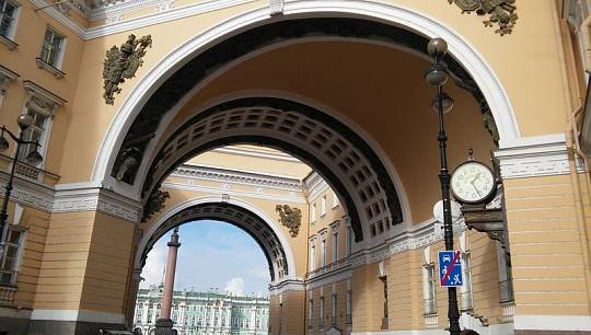 Речь идет о ста рублях в сутки для иностранных туристов, приезжающих в Северную столицу