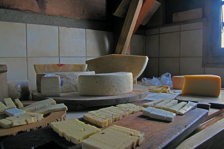 В столичном регионе продавался сыр, изготовленный в неизвестном месте