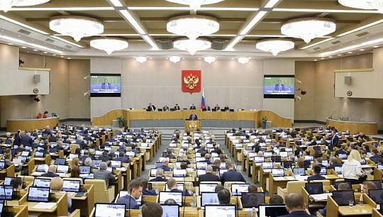 В четверг, 23 января, Госдума в первом чтении единогласно приняла законопроект об изменениях в Конституцию Российской Фе...