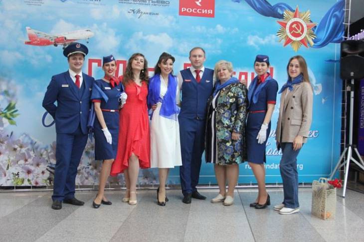 В аэропорту Шереметьево прошла патриотическая вальс-акция «Синий платочек»