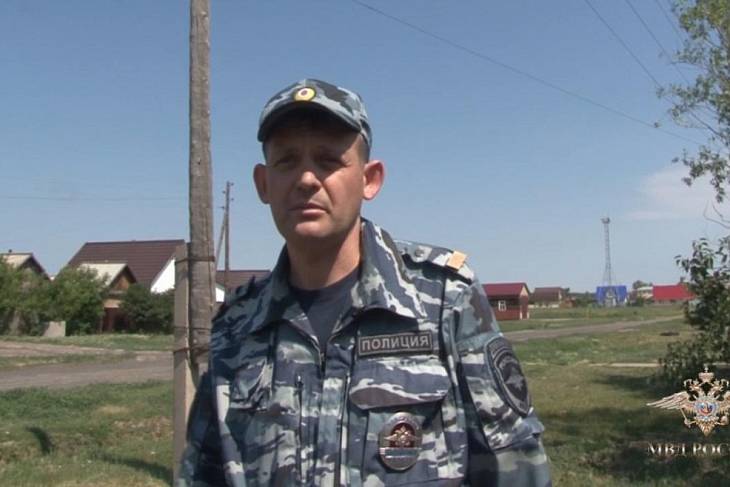 В Омске полицейский спас двух детей, упавших в колодец