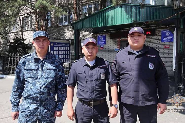 Владимир Колокольцев наградил полицейских из Республики Тыва за спасение человека на пожаре Владимир Колокольцев наградил полицейских из Республики Тыва за спасение человека на пожаре
